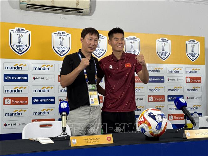 Họp báo sau trận đấu của đội tuyển U23 Việt Nam với U23 Lào. Ảnh: Văn Phong - Phóng viên TTXVN tại Indonesia
