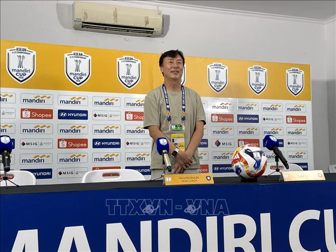 Họp báo sau trận đấu của đội tuyển U23 Việt Nam với U23 Lào. Ảnh: Minh Thái - Phóng viên TTXVN tại Indonesia