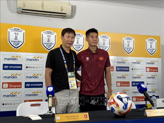 Huấn luyện viên trưởng U23 Việt Nam cùng cầu thủ xuất sắc. Ảnh: Văn Phong - Phóng viên TTXVN tại Indonesia.