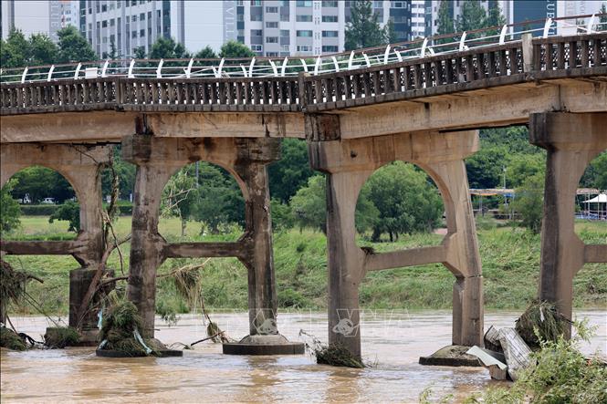 Cây cầu bị hư hại do mưa lớn tại Gwangju, Hàn Quốc, ngày 18/7/2025. Ảnh: Yonhap/TTXVN