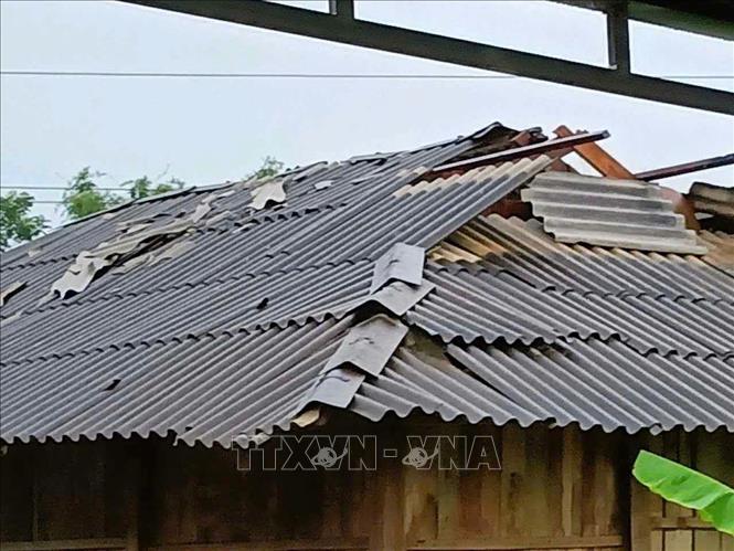 Dông lốc gây tốc mái của người dân Lào Cai vào chiều tối 19/7. Ảnh: TTXVN phát