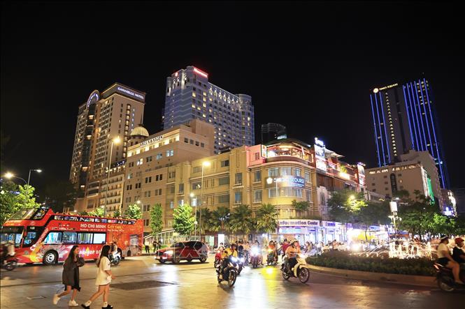 Giao lộ đường Lê Lợi - Nguyễn Huệ lung linh về đêm.
Ảnh: Hồng Đạt - TTXVN
