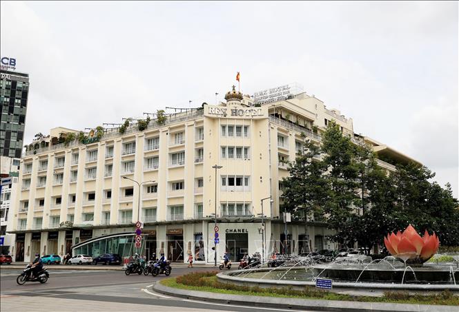 Khách sạn Rex tiêu chuẩn 5 sao nằm ở giao lộ đường Lê Lợi - Nguyễn Huệ.
Ảnh: Hồng Đạt - TTXVN

