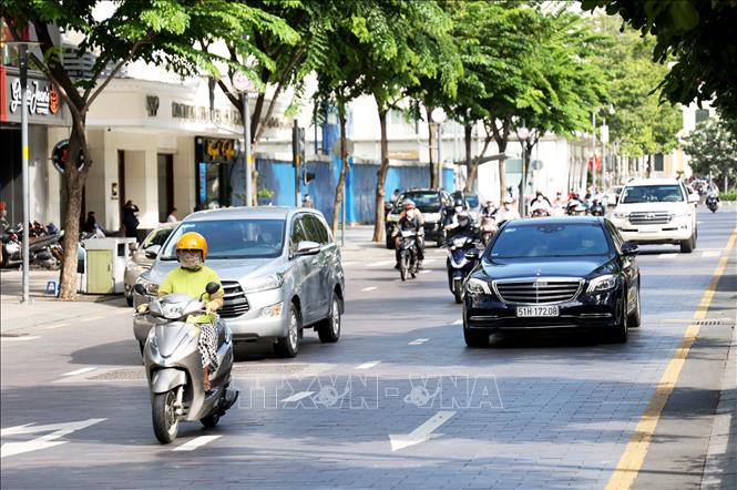 Các phương tiện lưu thông trên đường Nguyễn Huệ. 
Ảnh: Hồng Đạt - TTXVN
