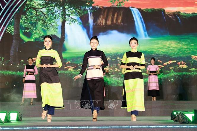 Trình diễn bộ sưu tập thời trang mùa hè với chủ đề “Sóng ngàn”. Ảnh: Xuân Triệu - TTXVN