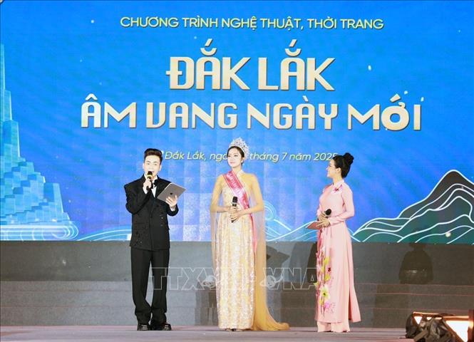 Hoa hậu Việt Nam 2024 Hà Trúc Linh giao lưu với khán giả tại chương trình. Ảnh: Xuân Triệu - TTXVN