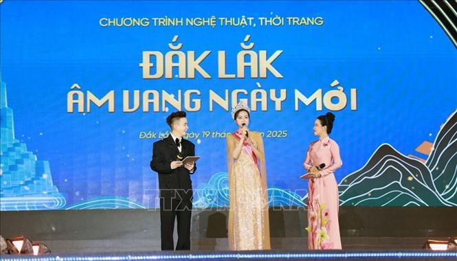 Hoa hậu Việt Nam 2024 Hà Trúc Linh giao lưu với khán giả tại chương trình. Ảnh: Xuân Triệu - TTXVN