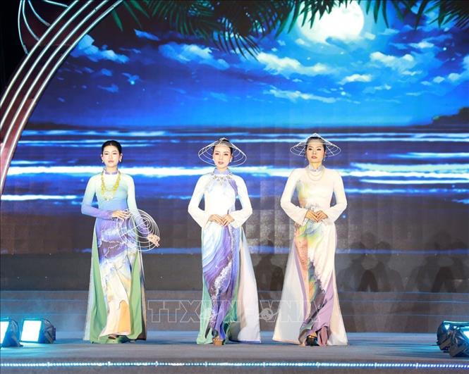 Trình diễn bộ sưu tập áo dài biển với chủ đề 