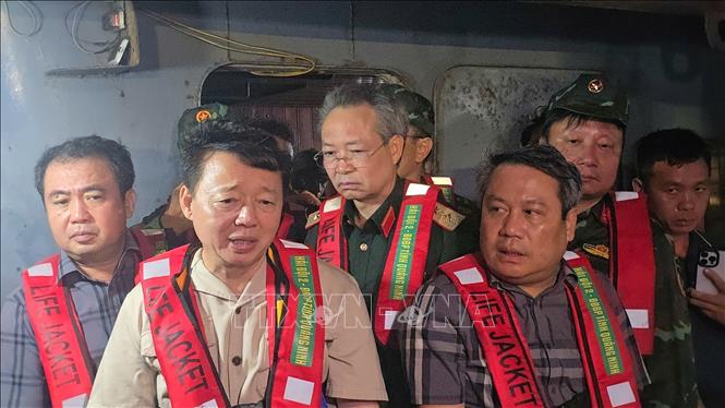 Phó Thủ tướng Chính phủ Trần Hồng Hà chỉ đạo công tác cứu hộ cứu nạn tàu du lịch bị lật. Ảnh: Thanh Vân - TTXVN