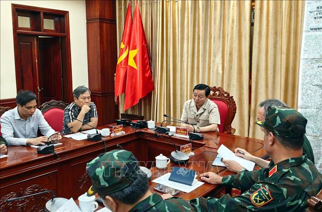 Phó Thủ tướng Chính phủ Trần Hồng Hà chỉ đạo công tác cứu hộ cứu nạn tàu du lịch bị lật. Ảnh: Thanh Vân - TTXVN phát
