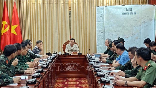 Phó Thủ tướng Chính phủ Trần Hồng Hà chỉ đạo công tác cứu hộ cứu nạn tàu du lịch bị lật. Ảnh: Thanh Vân - TTXVN phát