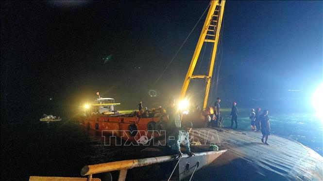Các lực lượng đang gấp rút trục vớt tàu gặp nạn. Ảnh: Thanh Vân-TTXVN 