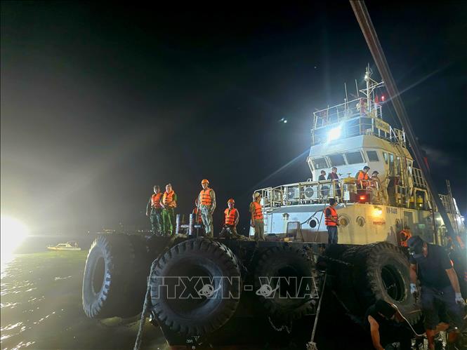 Các phương tiện cứu hộ được huy động ở nhiều lực lượng. Ảnh: Thanh Vân-TTXVN 