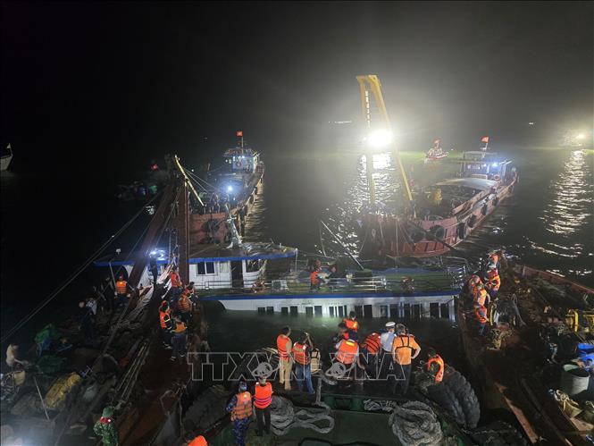 Tàu gặp nạn đang được bơm hút nước sau khi trục vớt (Ảnh chụp lúc 2 giờ ngày 20/7). Ảnh: Thanh Vân-TTXVN 