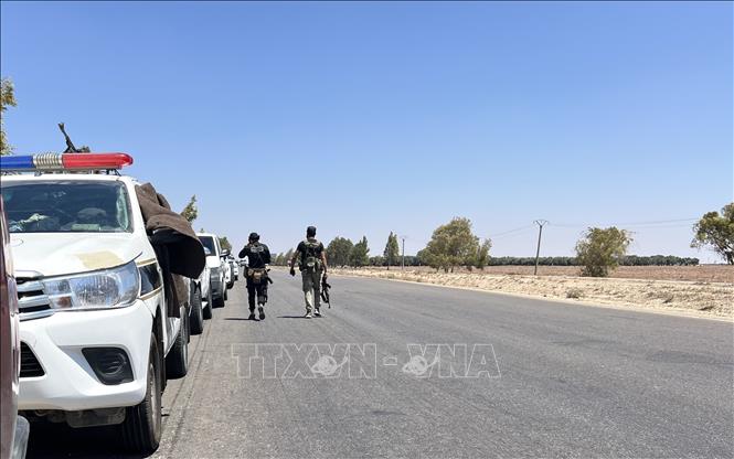 Lực lượng an ninh Syria được triển khai ở ngoại ô thành phố Sweida ngày 19/7/2025. Ảnh: THX/TTXVN