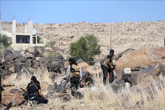 Các tay súng bộ tộc trong cuộc giao tranh ở thị trấn Wolgha, Sweida, Syria, ngày 18/7/2025. Ảnh: THX/TTXVN