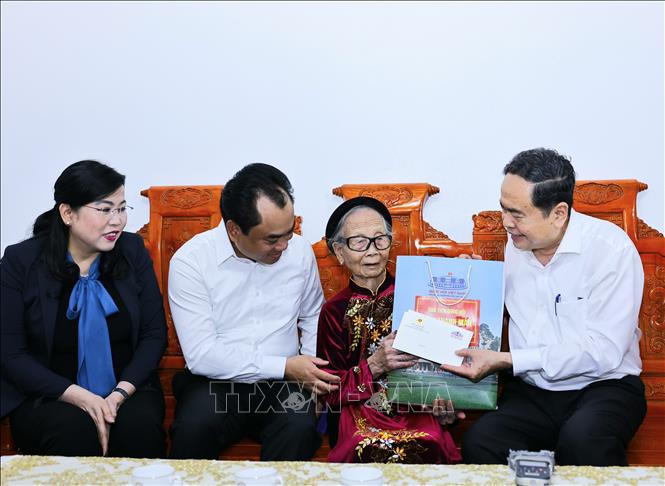 Chủ tịch Quốc hội Trần Thanh Mẫn thăm và tặng quà Mẹ Tạ Thị Trần. Ảnh: Doãn Tấn - TTXVN