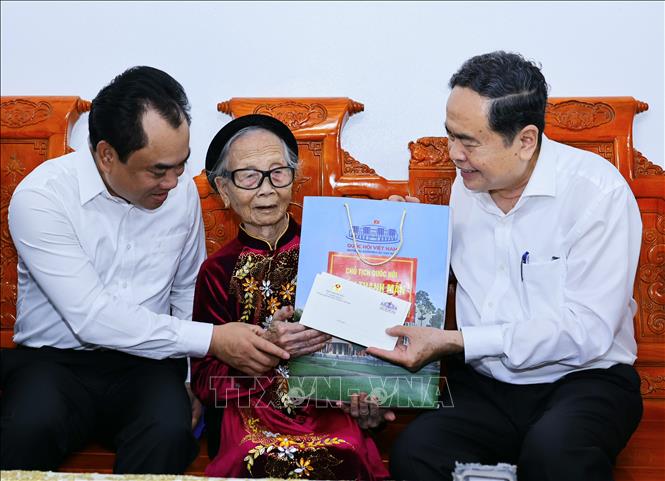 Chủ tịch Quốc hội Trần Thanh Mẫn thăm và tặng quà Mẹ Việt Nam Anh hùng Tạ Thị Trần. Ảnh: Doãn Tấn - TTXVN