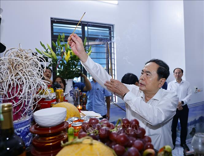 Chủ tịch Quốc hội Trần Thanh Mẫn dâng hương tưởng nhớ các liệt sĩ là chồng và con của Mẹ Tạ Thị Trần. Ảnh: Doãn Tấn - TTXVN