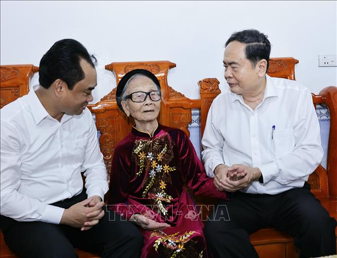 Chủ tịch Quốc hội Trần Thanh Mẫn thăm hỏi Mẹ Việt Nam Anh hùng Tạ Thị Trần. Ảnh: Doãn Tấn - TTXVN