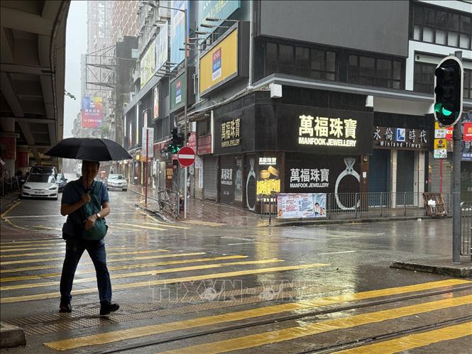 Nhiều cửa hàng đóng cửa vào sáng 20/7.          Ảnh: Mạc Luyện PV TTXVN tại Hong Kong