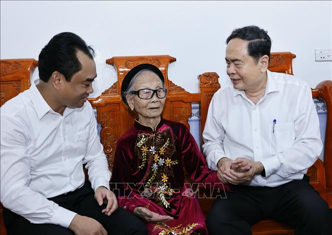Chủ tịch Quốc hội Trần Thanh Mẫn thăm hỏi Mẹ Việt Nam Anh hùng Tạ Thị Trần. Ảnh: Doãn Tấn - TTXVN