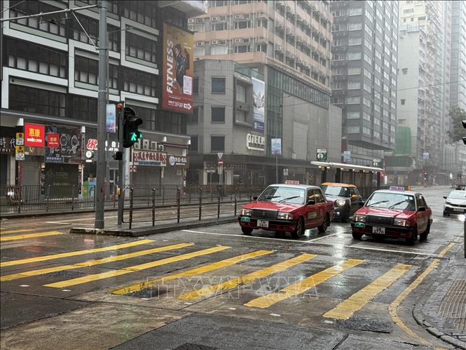 Xe taxi và xe cá nhân vẫn được phép hoạt động trên đường phố Hong Kong. Ảnh: Mạc Luyện PV TTXVN tại Hong Kong