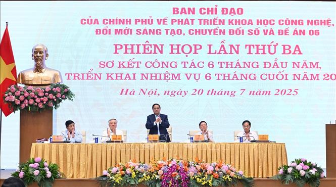 Thủ tướng Phạm Minh Chính chủ trì Phiên họp lần thứ 3 BCĐ về phát triển khoa học, công nghệ, đổi mới sáng tạo, chuyển đổi số và Đề án 06. Ảnh: Dương Giang-TTXVN 
