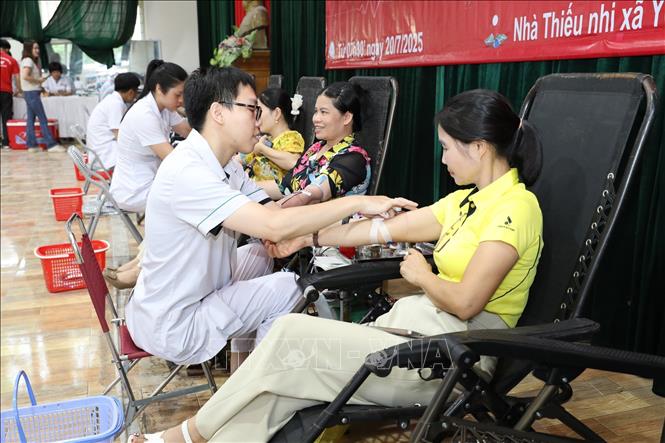 Các tình nguyện viên phấn khởi tham gia chương trình. Ảnh: Đức Phương - TTXVN