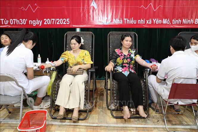 Các tình nguyện viên phấn khởi tham gia chương trình. Ảnh: Đức Phương - TTXVN
