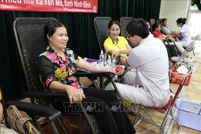 Các tình nguyện viên phấn khởi tham gia chương trình. Ảnh: Đức Phương - TTXVN