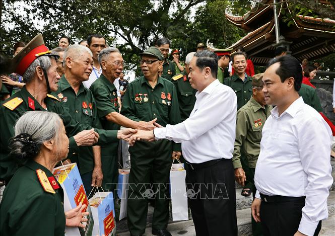 Chủ tịch Quốc hội Trần Thanh Mẫn với gia đình chính sách, người có công với cách mạng tại Khu di tích lịch sử Quốc gia 27/7, tỉnh Thái Nguyên. Ảnh: Doãn Tấn - TTXVN