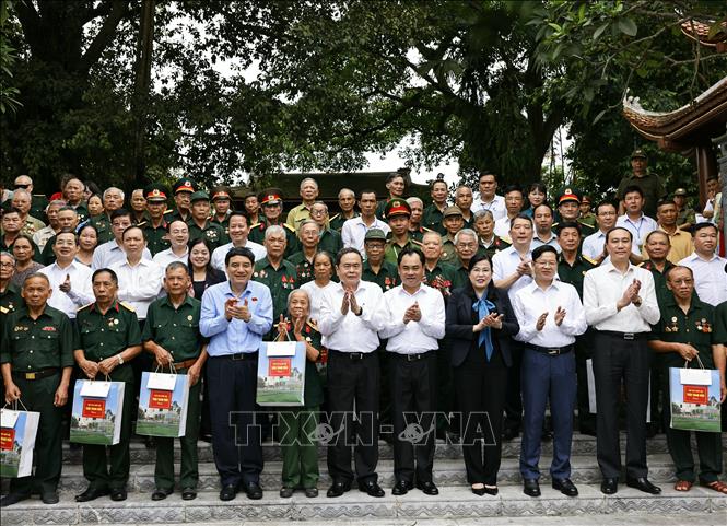 Chủ tịch Quốc hội Trần Thanh Mẫn với gia đình chính sách, người có công với cách mạng tại Khu di tích lịch sử Quốc gia 27/7, tỉnh Thái Nguyên. Ảnh: Doãn Tấn - TTXVN