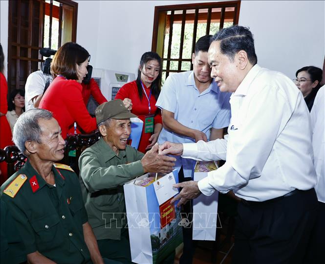 Chủ tịch Quốc hội Trần Thanh Mẫn tặng quà gia đình chính sách, người có công với cách mạng tại Khu di tích lịch sử Quốc gia 27/7, tỉnh Thái Nguyên. Ảnh: Doãn Tấn - TTXVN