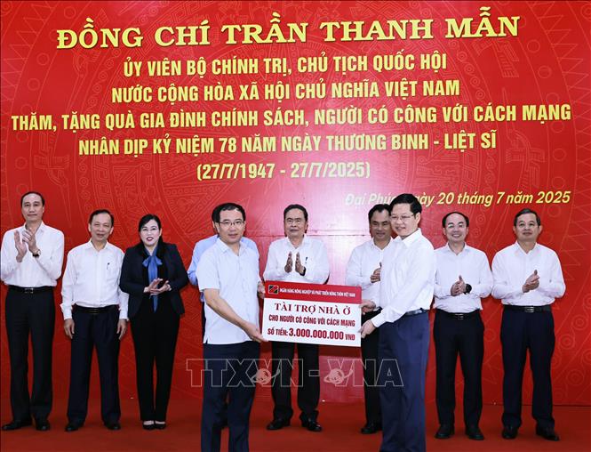 Chủ tịch Quốc hội Trần Thanh Mẫn chứng kiến lãnh đạo Ngân hàng Nông nghiệp và Phát triển Nông thôn Việt Nam tài trợ nhà ở cho người có công với cách mạng số tiền 3 tỷ đồng. Ảnh: Doãn Tấn - TTXVN