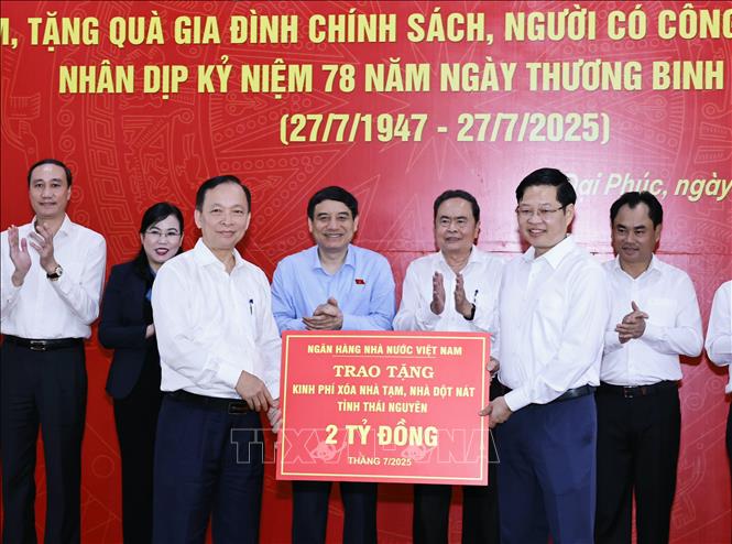 Chủ tịch Quốc hội Trần Thanh Mẫn chứng kiến lãnh đạo Ngân hàng Nhà nước Việt Nam trao tặng kinh phí 2 tỷ đồng xóa nhà tạm, nhà dột nát cho tỉnh Thái Nguyên. Ảnh: Doãn Tấn - TTXVN