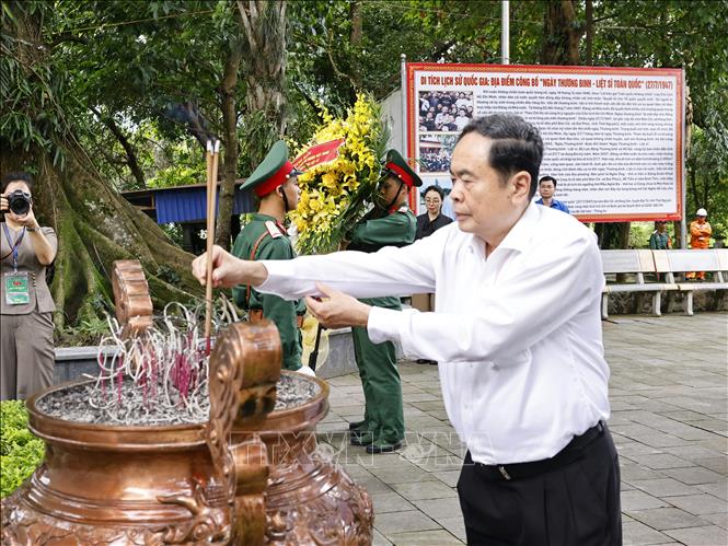 Chủ tịch Quốc hội Trần Thanh Mẫn dâng hương tại Khu di tích lịch sử Quốc gia 27/7. Ảnh: Doãn Tấn - TTXVN