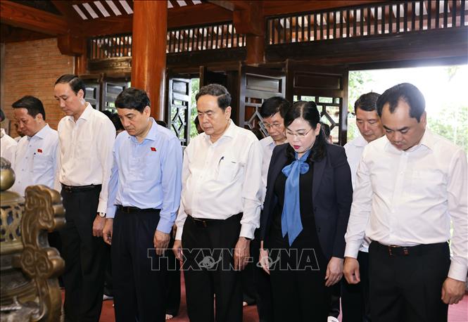 Chủ tịch Quốc hội Trần Thanh Mẫn dâng hương tại Khu di tích lịch sử Quốc gia 27/7. Ảnh: Doãn Tấn - TTXVN
