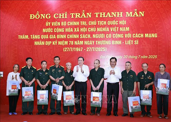 Chủ tịch Quốc hội Trần Thanh Mẫn tặng quà gia đình chính sách, người có công với cách mạng tại Khu di tích lịch sử Quốc gia 27/7, tỉnh Thái Nguyên. Ảnh: Doãn Tấn - TTXVN