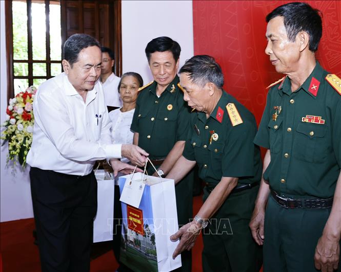Chủ tịch Quốc hội Trần Thanh Mẫn tặng quà gia đình chính sách, người có công với cách mạng tại Khu di tích lịch sử Quốc gia 27/7, tỉnh Thái Nguyên. Ảnh: Doãn Tấn - TTXVN