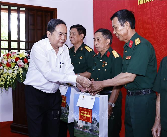 Chủ tịch Quốc hội Trần Thanh Mẫn tặng quà gia đình chính sách, người có công với cách mạng tại Khu di tích lịch sử Quốc gia 27/7, tỉnh Thái Nguyên. Ảnh: Doãn Tấn - TTXVN