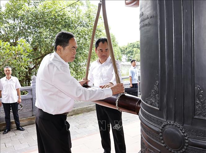 Chủ tịch Quốc hội Trần Thanh Mẫn thỉnh chuông tại Khu di tích lịch sử Quốc gia 27/7. Ảnh: Doãn Tấn - TTXVN