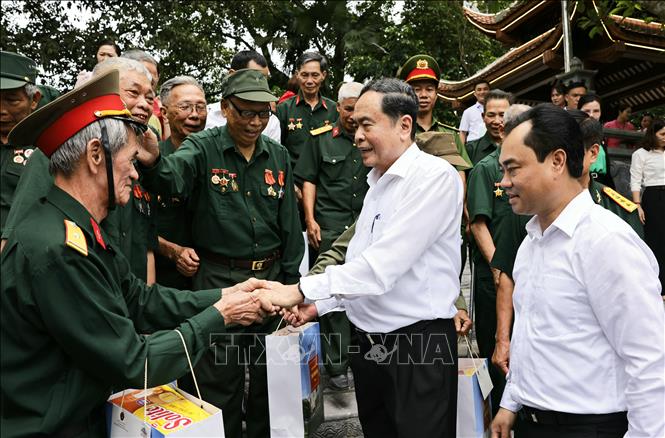Chủ tịch Quốc hội Trần Thanh Mẫn với gia đình chính sách, người có công với cách mạng tại Khu di tích lịch sử Quốc gia 27/7, tỉnh Thái Nguyên. Ảnh: Doãn Tấn - TTXVN
