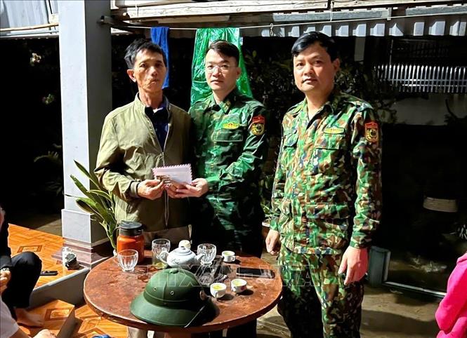 Trong đêm 19/7, cán bộ, chiến sĩ Đồn Biên phòng cửa khẩu cảng Cửa Lò – Bến Thủy (Bộ đội Biên phòng tỉnh Nghệ An) đã đến động viên, hỗ trợ gia đình ngư dân gặp nạn. Ảnh: TTXVN phát 
