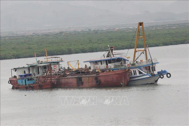Tàu Vịnh Xanh 58 số hiệu QN 48 -7105 được các lực lượng chức năng lai dắt về khu vực nhà máy đóng tàu Hạ Long chờ xử lý. Ảnh: Thanh Vân - TTXVN