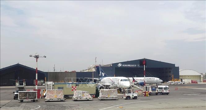 Máy bay của Hãng hàng không Aeromexico dừng đỗ tại Sân bay Quốc tế Thủ đô Mexico City, Mexico. Ảnh: Phi Hùng - PV TTXVN tại Mexico.