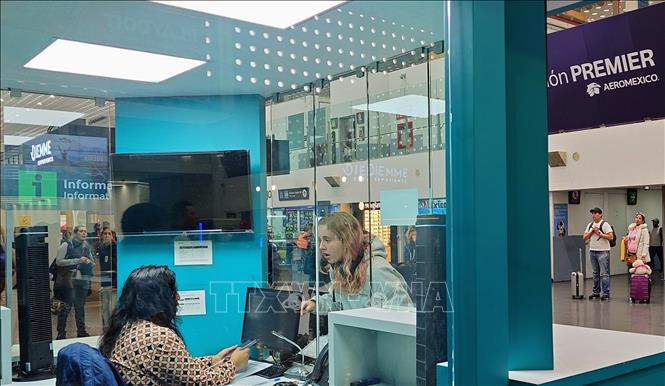 Hành khách hỏi thông tin chuyến bay tại một quầy dịch vụ hàng không tại Sân bay Quốc tế Thủ đô Mexico City, Mexico. Ảnh: Phi Hùng - PV TTXVN tại Mexico.