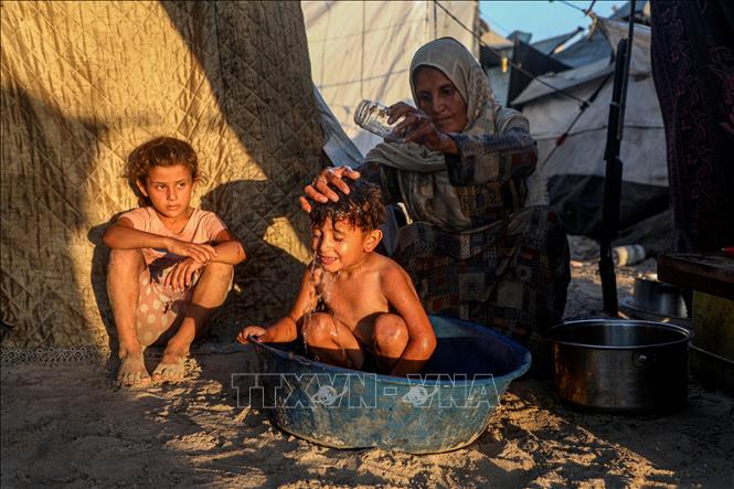 Người dân Palestine tại trại tị nạn ở Gaza. Ảnh: THX/TTXVN