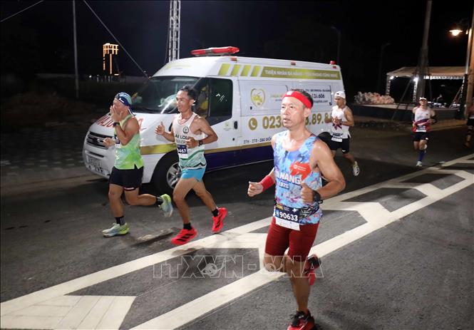 Các vận động tranh tài cự ly 42km tại Giải VnExpress Marathon Đà Nẵng 2025. Ảnh: Trần Lê Lâm - TTXVN 