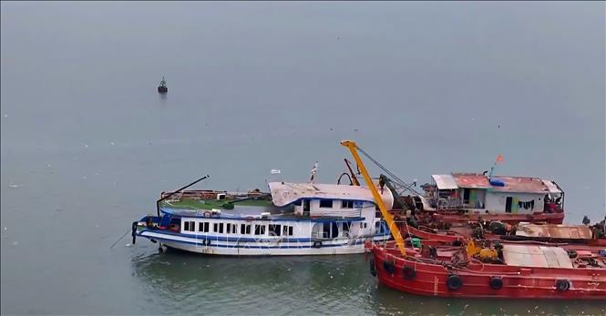 The capsized boat was towed ashore at 2 am on July 20. VNA Photo: Thanh Vân
